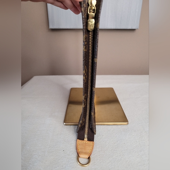 Louis Vuitton Monogram Bucket Pouch - Picture 4 of 16